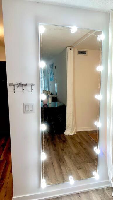 Luxurious Condo In The Center Of Downtown Торонто Екстер'єр фото