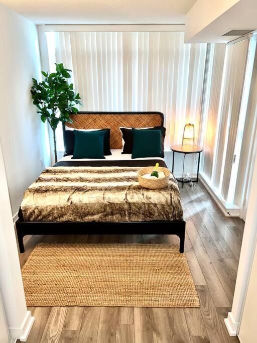 Luxurious Condo In The Center Of Downtown Торонто Екстер'єр фото