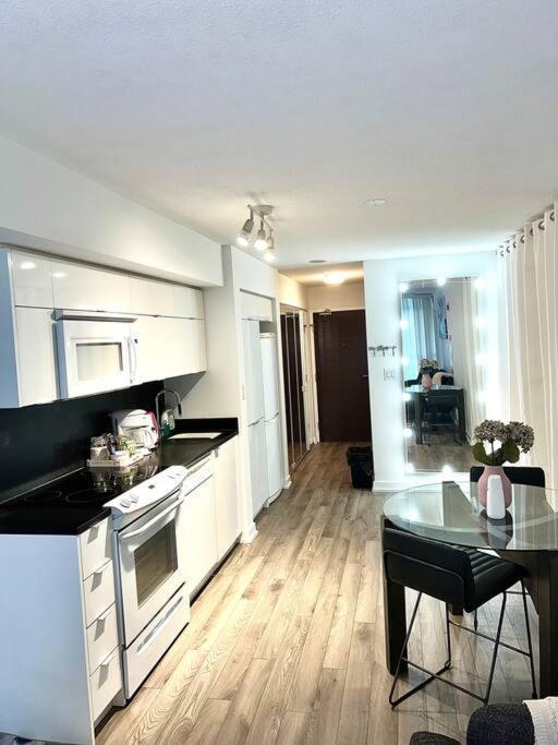 Luxurious Condo In The Center Of Downtown Торонто Екстер'єр фото