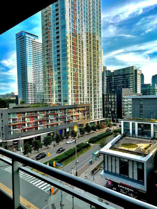 Luxurious Condo In The Center Of Downtown Торонто Екстер'єр фото