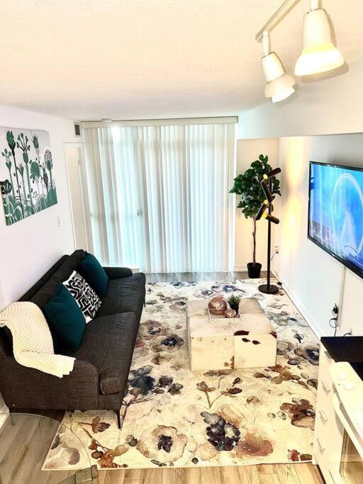Luxurious Condo In The Center Of Downtown Торонто Екстер'єр фото