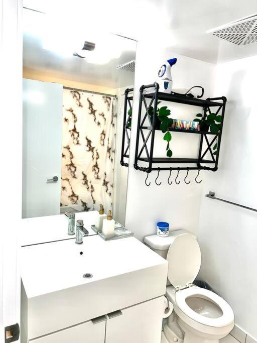 Luxurious Condo In The Center Of Downtown Торонто Екстер'єр фото