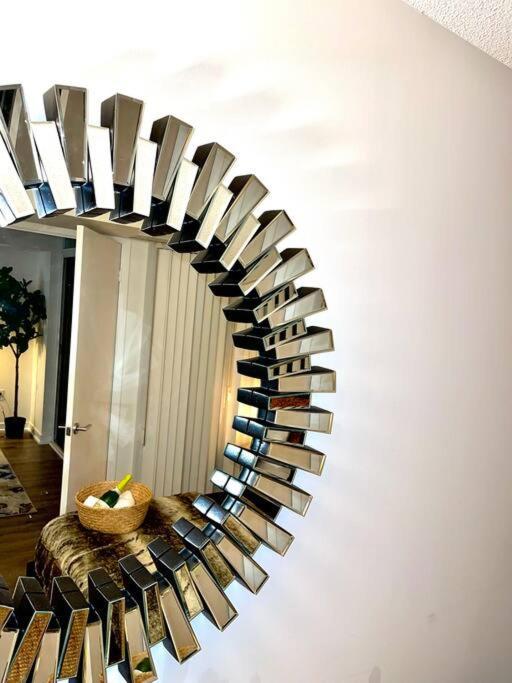 Luxurious Condo In The Center Of Downtown Торонто Екстер'єр фото