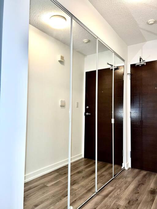 Luxurious Condo In The Center Of Downtown Торонто Екстер'єр фото
