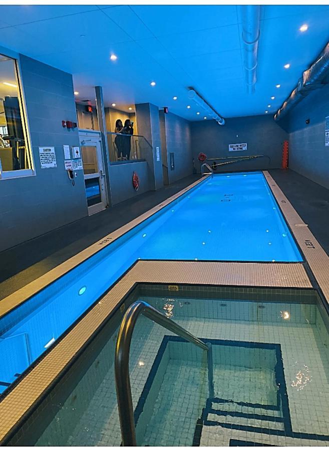 Luxurious Condo In The Center Of Downtown Торонто Екстер'єр фото
